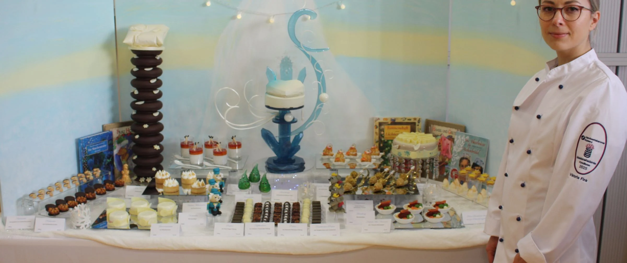 Viktoria Fink an einem gedeckten Sweet Table