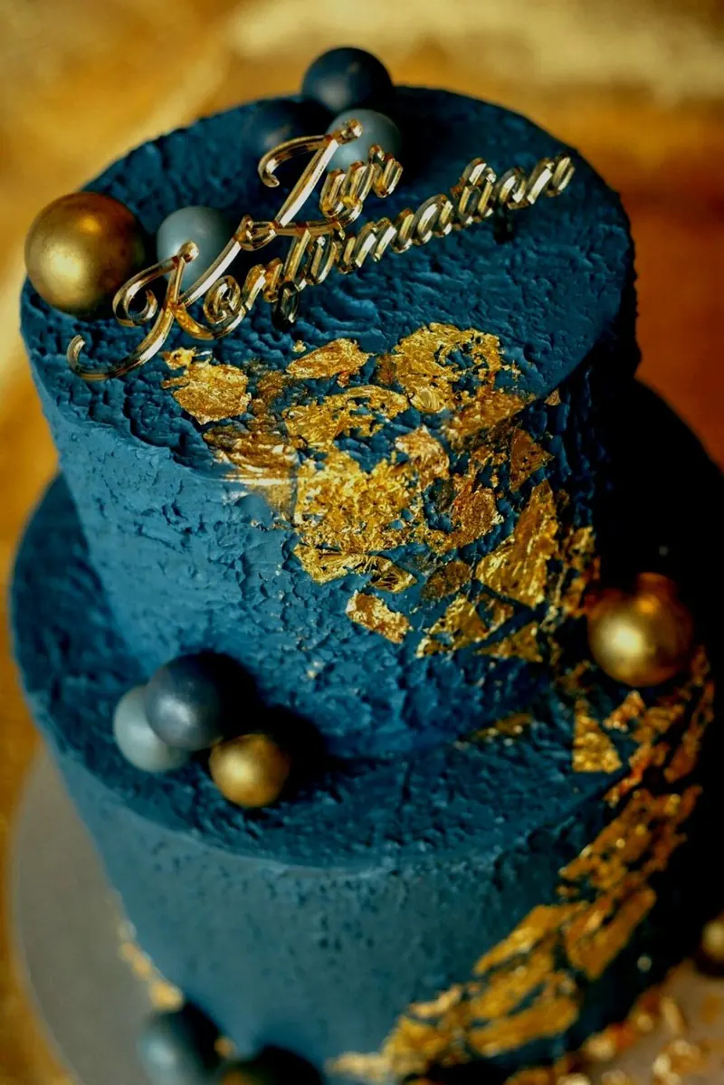 Konfirmationstorte in Blau und Gold