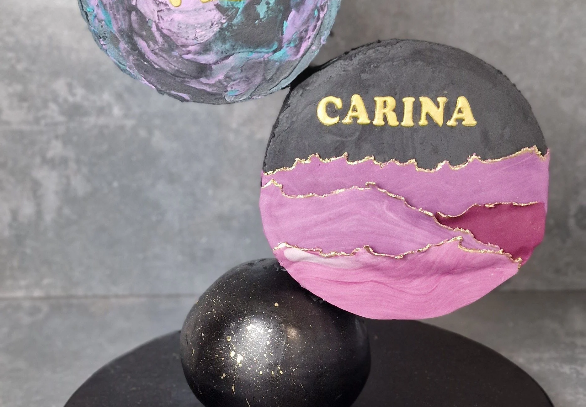 Gravity Cake mit scheinbar schwebendem Motiv