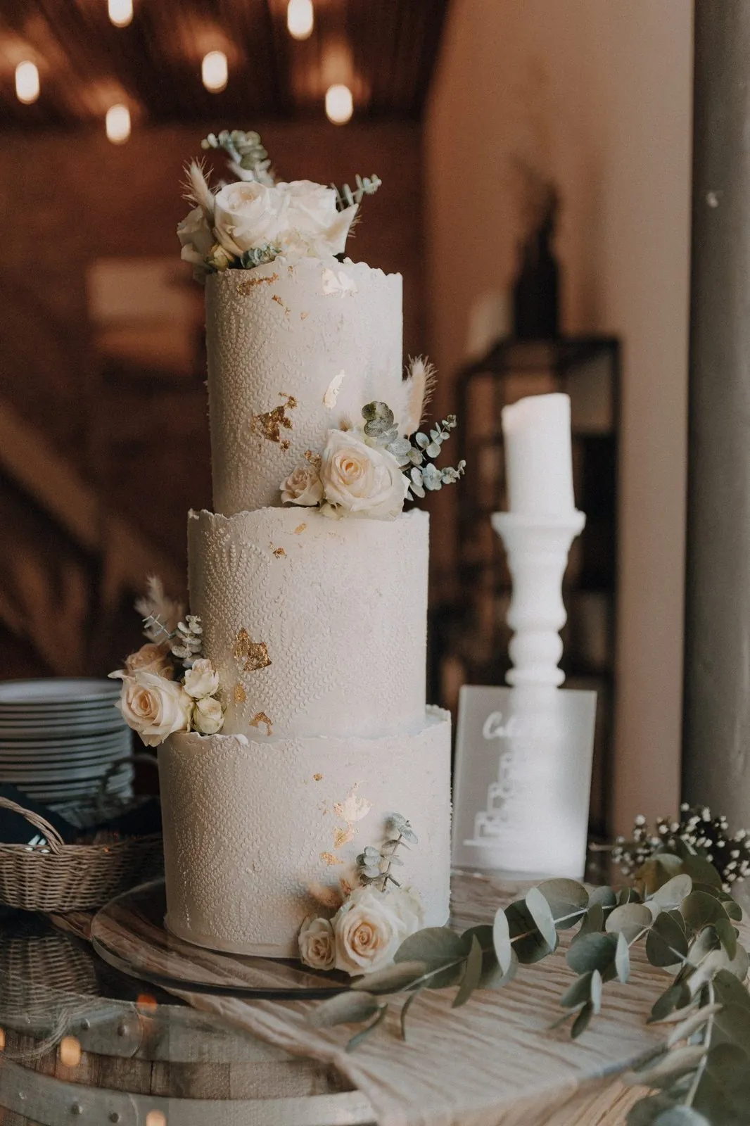 Fertige Hochzeitstorte im Boho-Stil mit Goldakzenten
